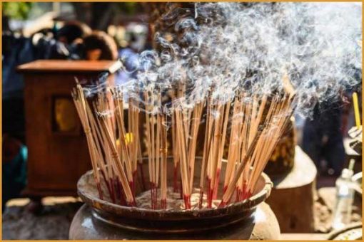 Thắp nhang trầm để dùng cho các nghi lễ thờ cúng | Trầm Hương Thiên Quang | Tramhuongthienquang.com